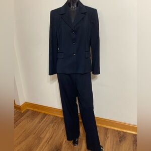 Women’s 2pc. Navy Blue, Kasper Pantsuit 
Item# TSps6